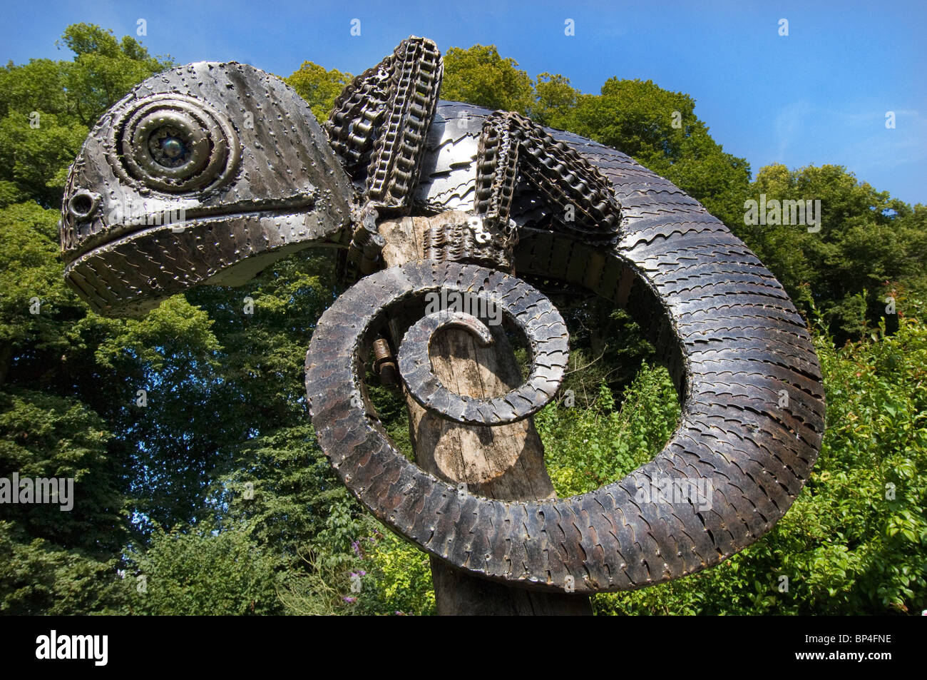 Una scultura di un camaleonte, realizzata dal vecchio riciclato le lame e le catene Foto Stock