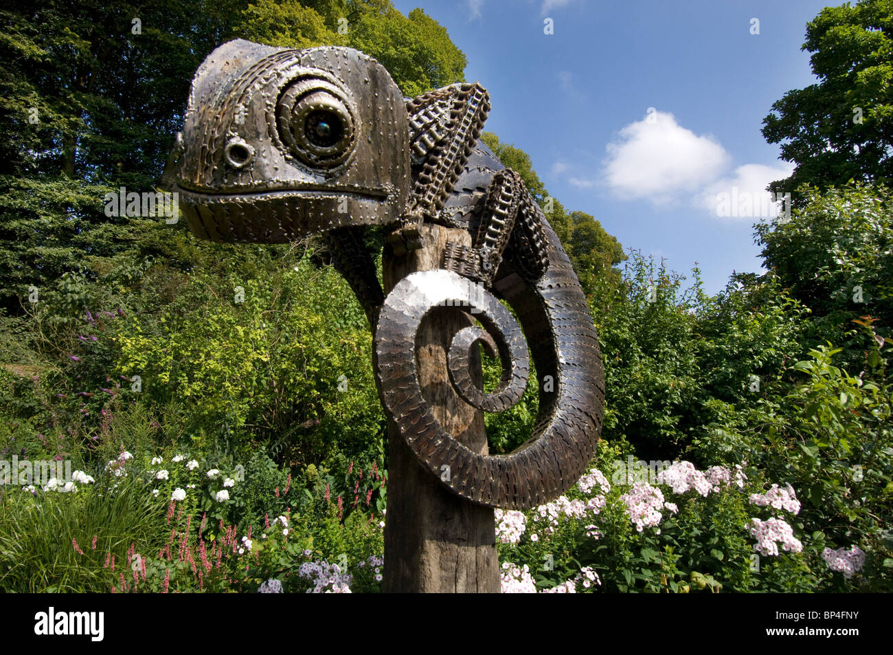 Una scultura di un camaleonte, realizzata dal vecchio riciclato le lame e le catene Foto Stock