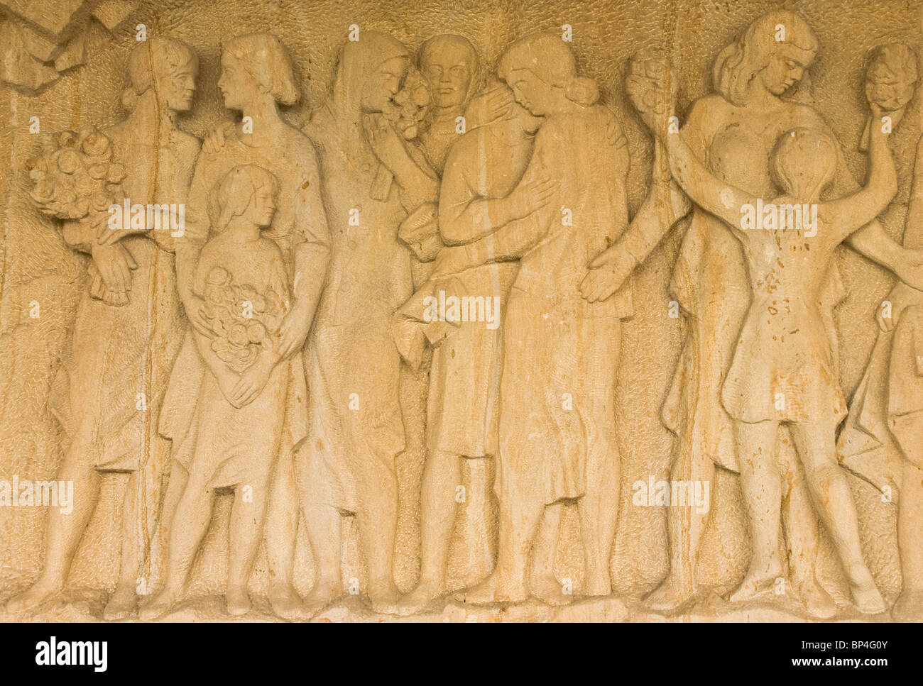 La scultura in pietra arenaria carving marcatura della seconda guerra mondiale massacro di Lidice vicino a Praga Repubblica Ceca Europa Foto Stock