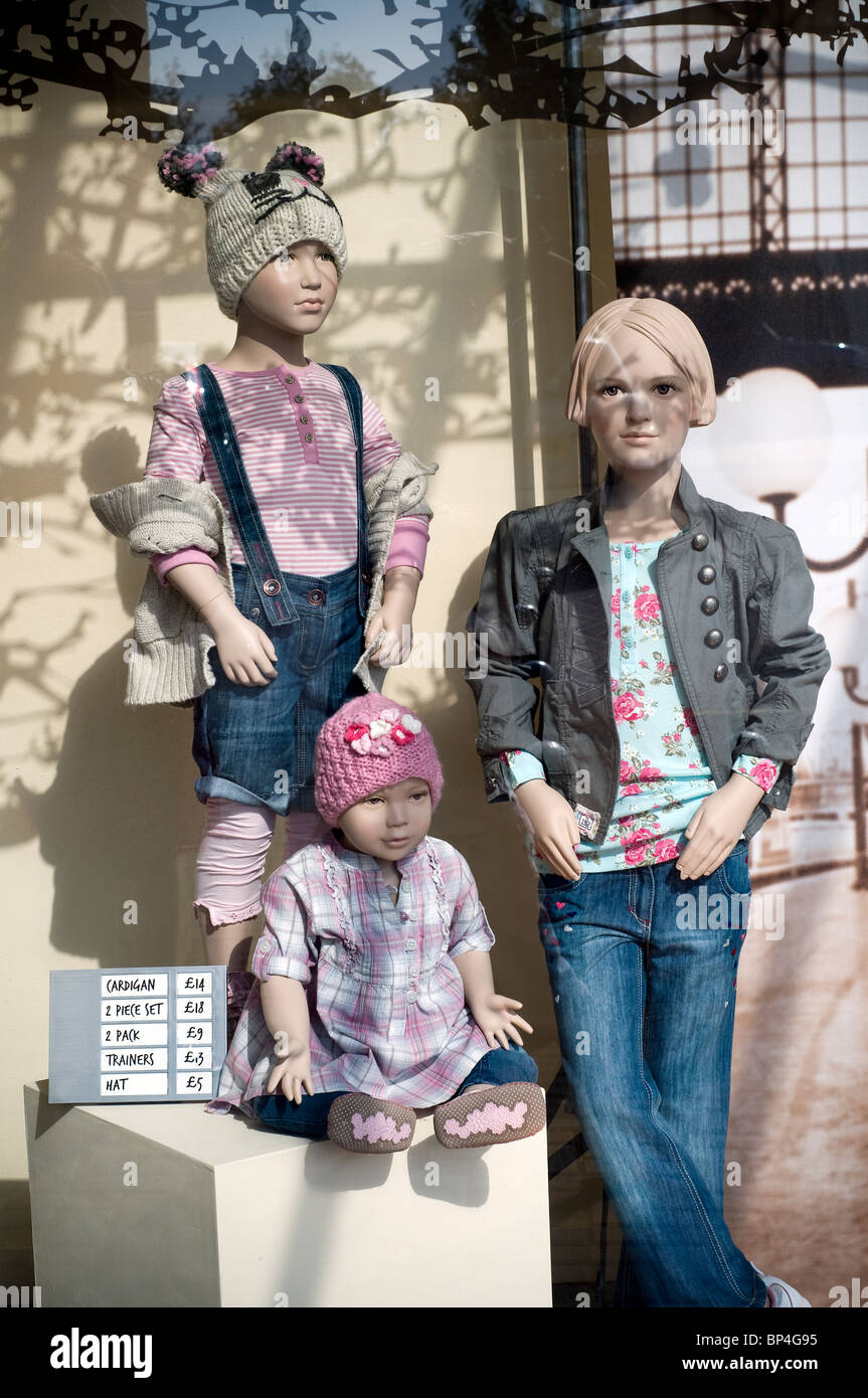 Prossimo negozio con manichini nella successiva finestra Archivio Foto Stock