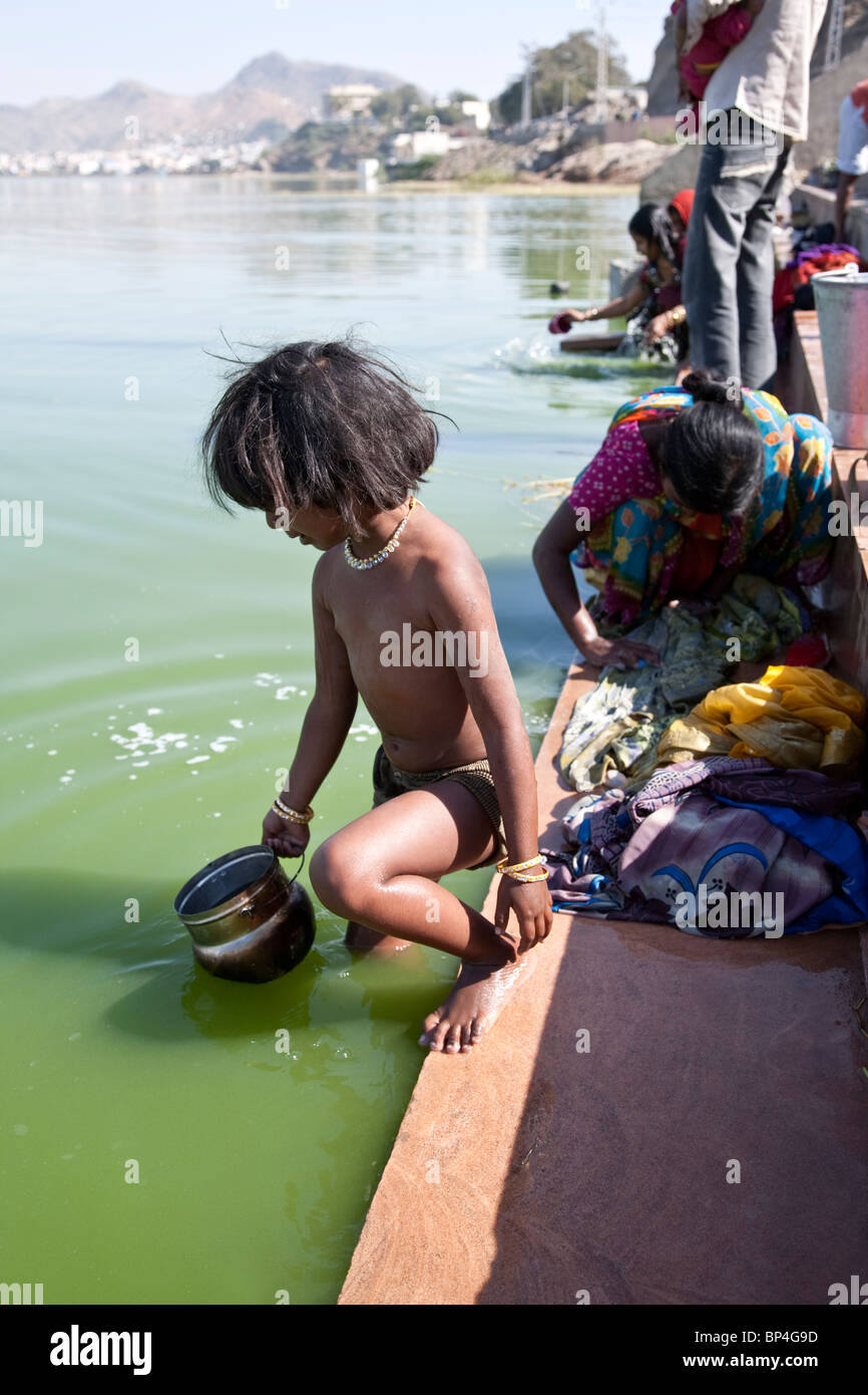 Ragazzo indiano di balneazione in Ana Sagar lago. Ajmer. Il Rajasthan. India Foto Stock