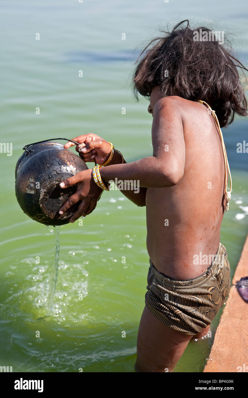 Ragazzo indiano rendendo il rituale puja (offerta). Ana Sagar Lago. Ajmer. Il Rajasthan. India Foto Stock