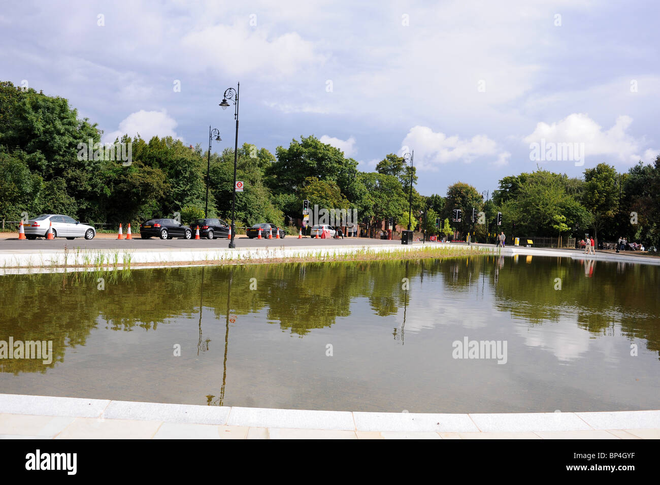 Hampstead. Whitestone stagno del nuovo look include i nuovi sistemi di illuminazione, York pavimentazione in pietra, posti a sedere, nuovi sistemi di filtrazione, aree di erba Foto Stock