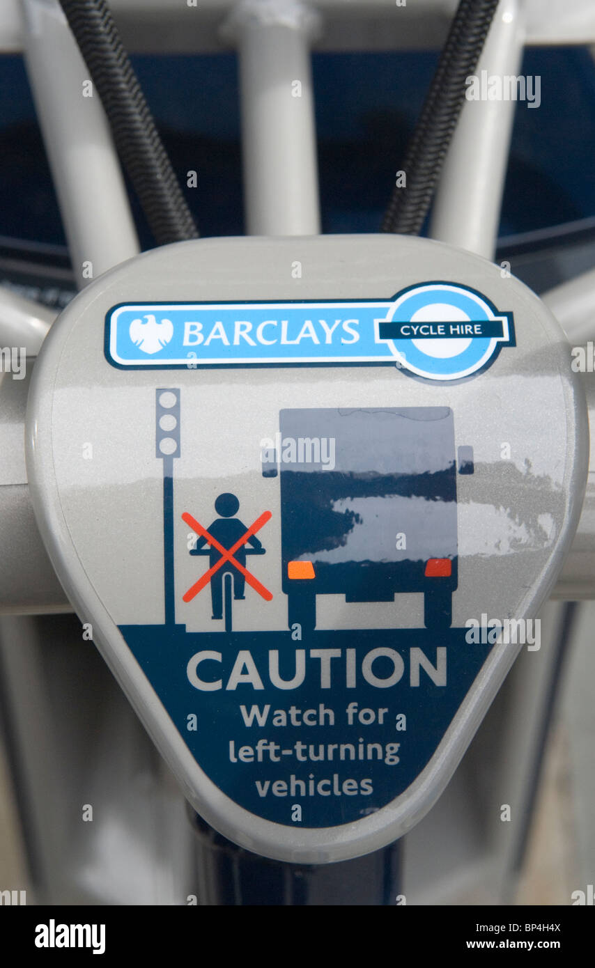 Trasporto tfl per il noleggio di biciclette a londra istruzioni dettagliate cartello di attenzione sulla bicicletta per veicoli che girano a sinistra. Londra Regno Unito anni '2010 Foto Stock
