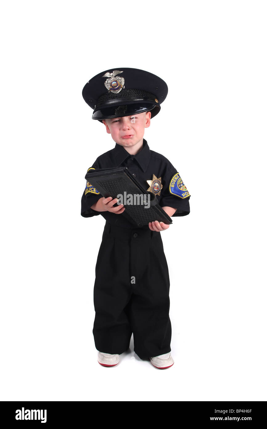 Infelice bambino vestito come un funzionario di polizia di piangere su sfondo bianco Foto Stock