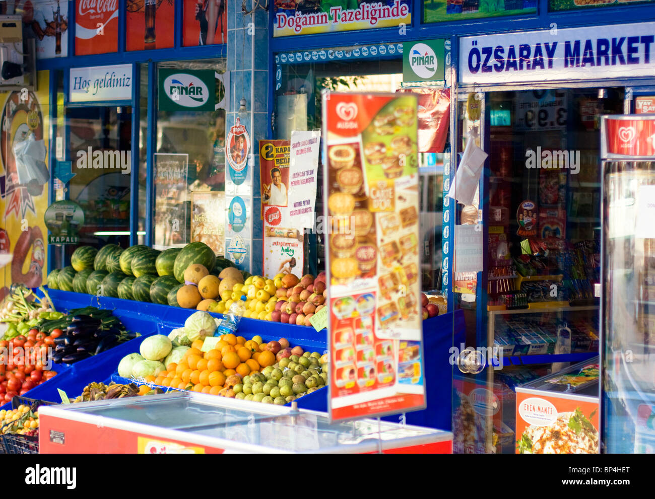 Frutta e verdure fresche in stallo al di fuori di drogheria, Alanya, Turchia. Foto Stock