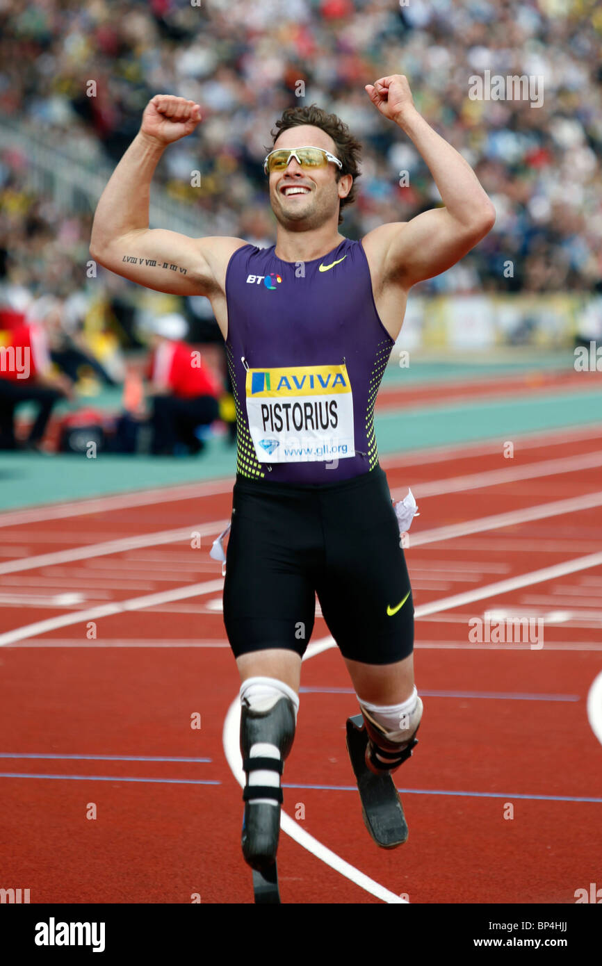 Oscar Pistorius rompendo il 400m record del mondo a Aviva London Grand Prix, il Crystal Palace di Londra. Foto Stock