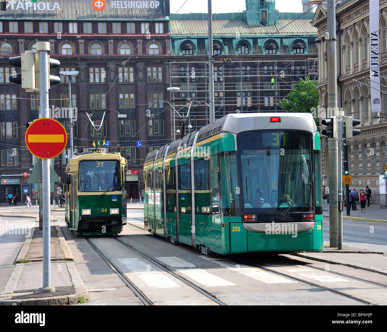 I tram in Piazza della Stazione, Rautatientori, Helsinki, regione di Uusimaa, la Repubblica di Finlandia Foto Stock