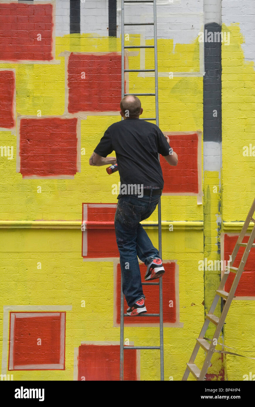 Ben Eine Stencil artista di strada. Regno Unito la creazione di nuove attività in Middlesex Street London E1 (vero nome Ben Flynn) 2010s HOMER SYKES Foto Stock