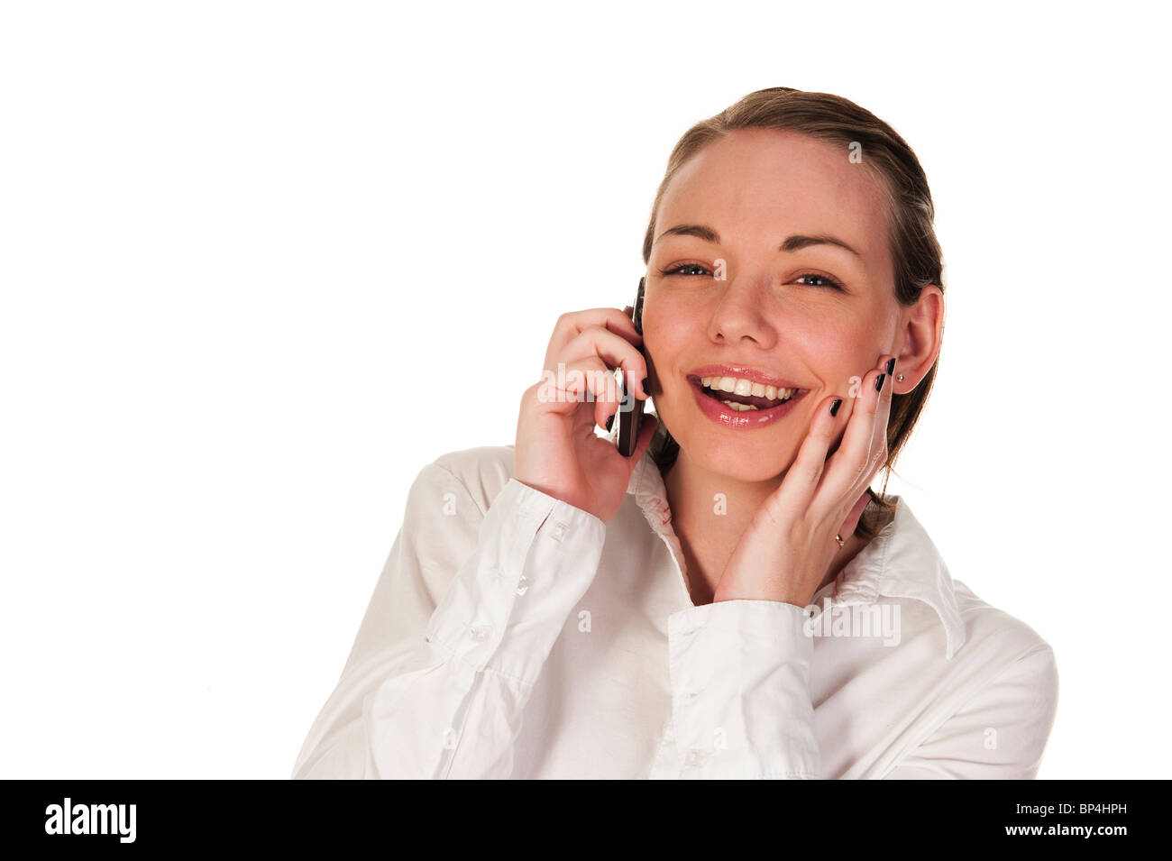 Felice ragazza parla al telefono, visto contro uno sfondo bianco Foto Stock