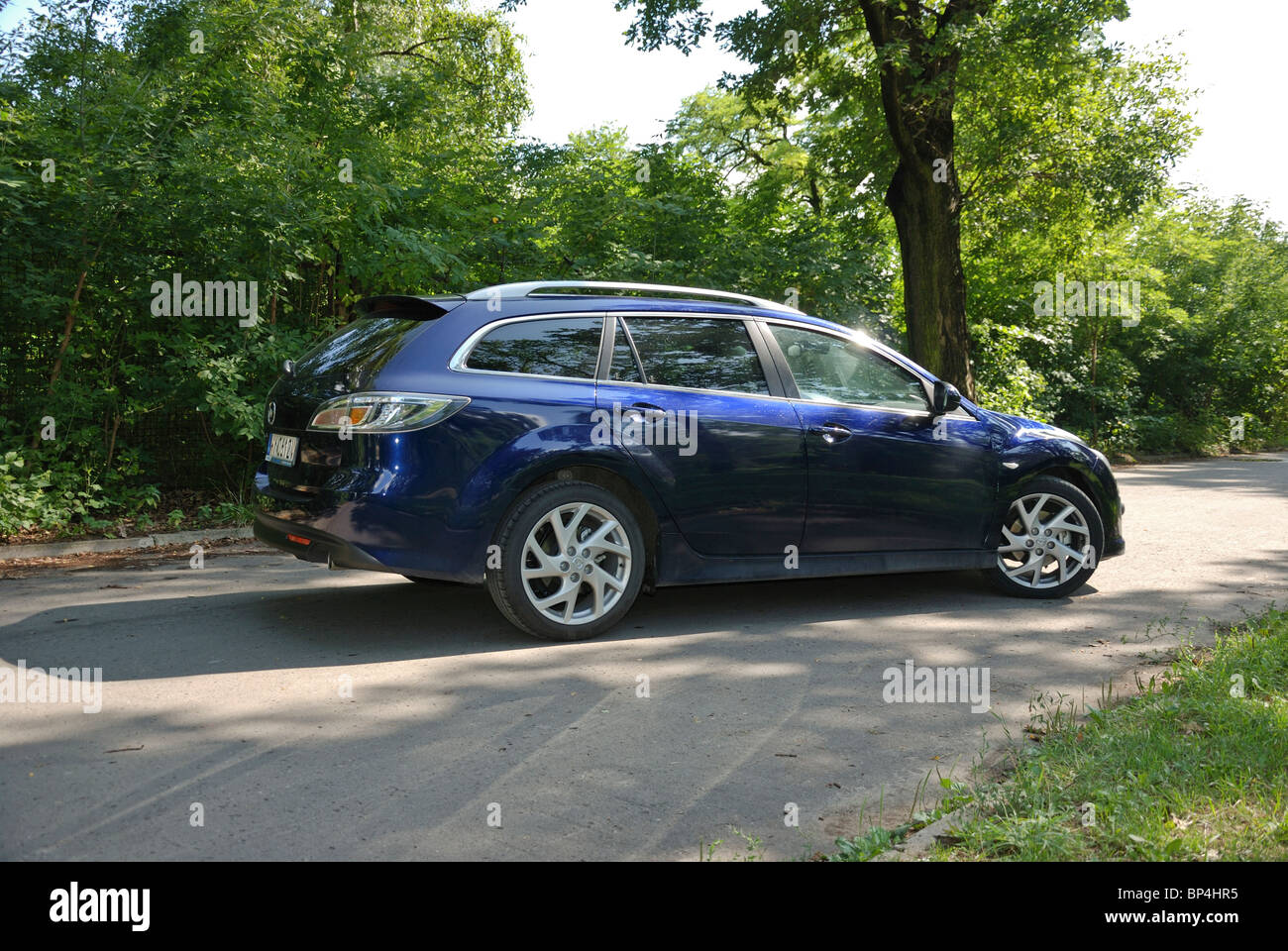 Mazda 6 2.2 Sport Station Wagon - il mio 2007 (FL 2010) - blu metallizzato - Giapponese popolare medio-alto auto di classe, segmento D - parco Foto Stock