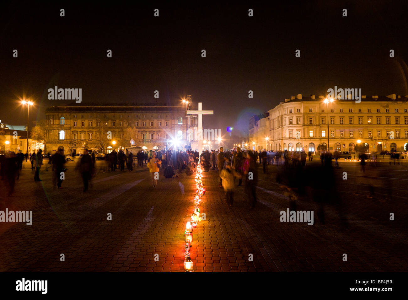 Varsavia POLONIA: le persone si radunano in piazza Pilsudski in memoria del Presidente Lech Kaczynski e 95 altri… Foto Stock