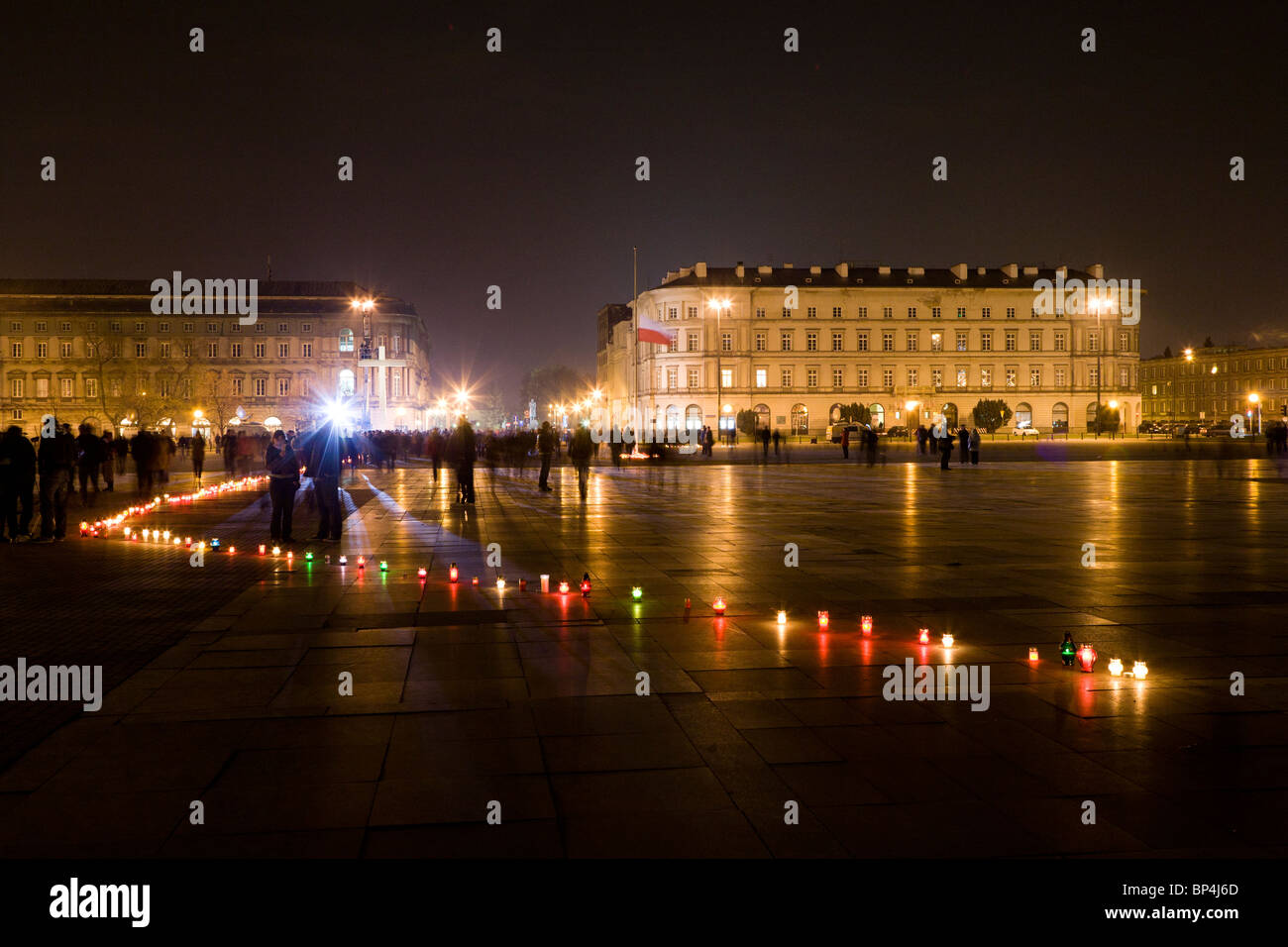 Varsavia POLONIA: le persone si radunano in piazza Pilsudski in memoria del Presidente Lech Kaczynski e 95 altri… Foto Stock