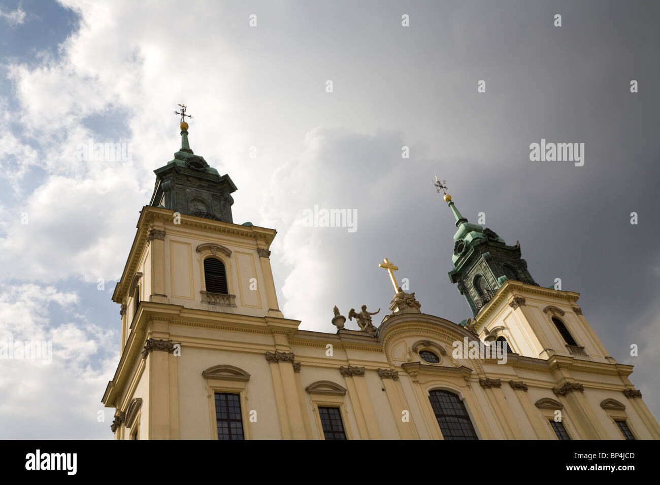 La Chiesa della Santa Croce sulla Krakowskie Przedmiescie street è uno dei più notevoli chiese barocche a Varsavia in Polonia. Foto Stock