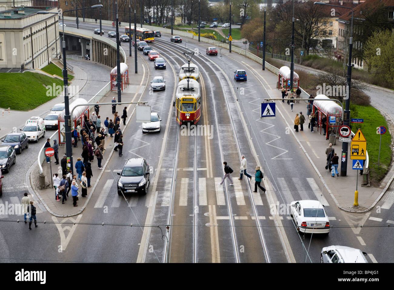 Automobili, i tram e la gente sulla solidarietà Avenue (Aleja Solidarnosci), una delle principali arterie di Varsavia POLONIA Foto Stock