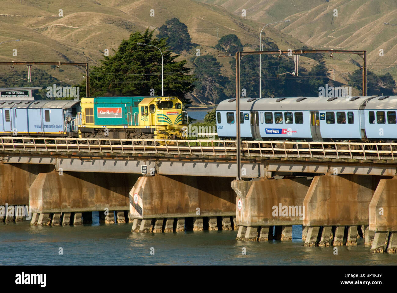 Wellington treno suburbano e Auckland e Wellington a lunga distanza treno sul ponte Paremata, Pauatahanui ingresso, Porirua porto, Foto Stock