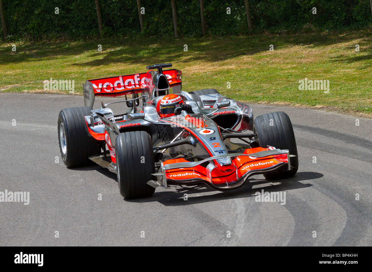 Chris Goodwin nel 2008 McLaren-Mercedes MP4/23 al 2010 Goodwood Festival of Speed, Sussex, Inghilterra, Regno Unito. Foto Stock