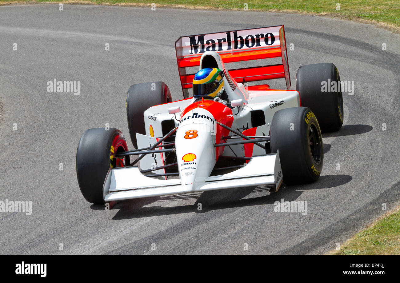 1993 McLaren-Cosworth MP4/8 con driver di Bruno Senna alla 2010 Goodwood Festival of Speed, Sussex, Inghilterra, Regno Unito. Foto Stock