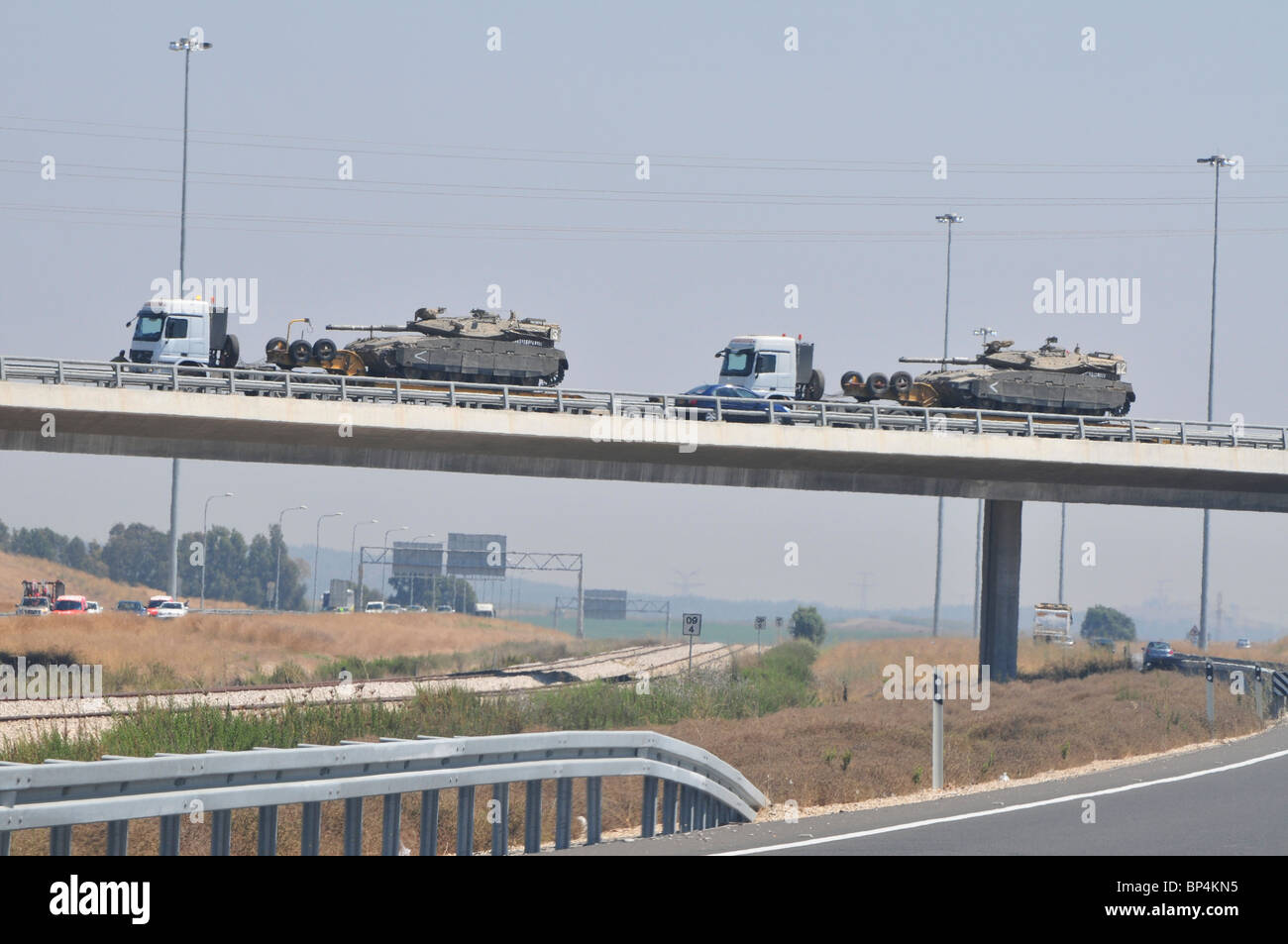 Israele, serbatoio vettori che trasportano Merkava vasche su una autostrada Foto Stock