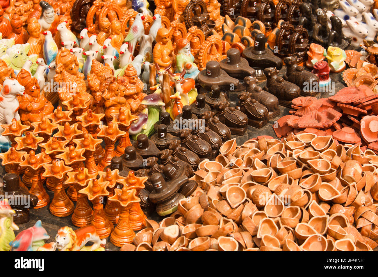 Giocattoli di argilla e accessori per pooja (tempio di culto). Thiruvannamalai Foto Stock