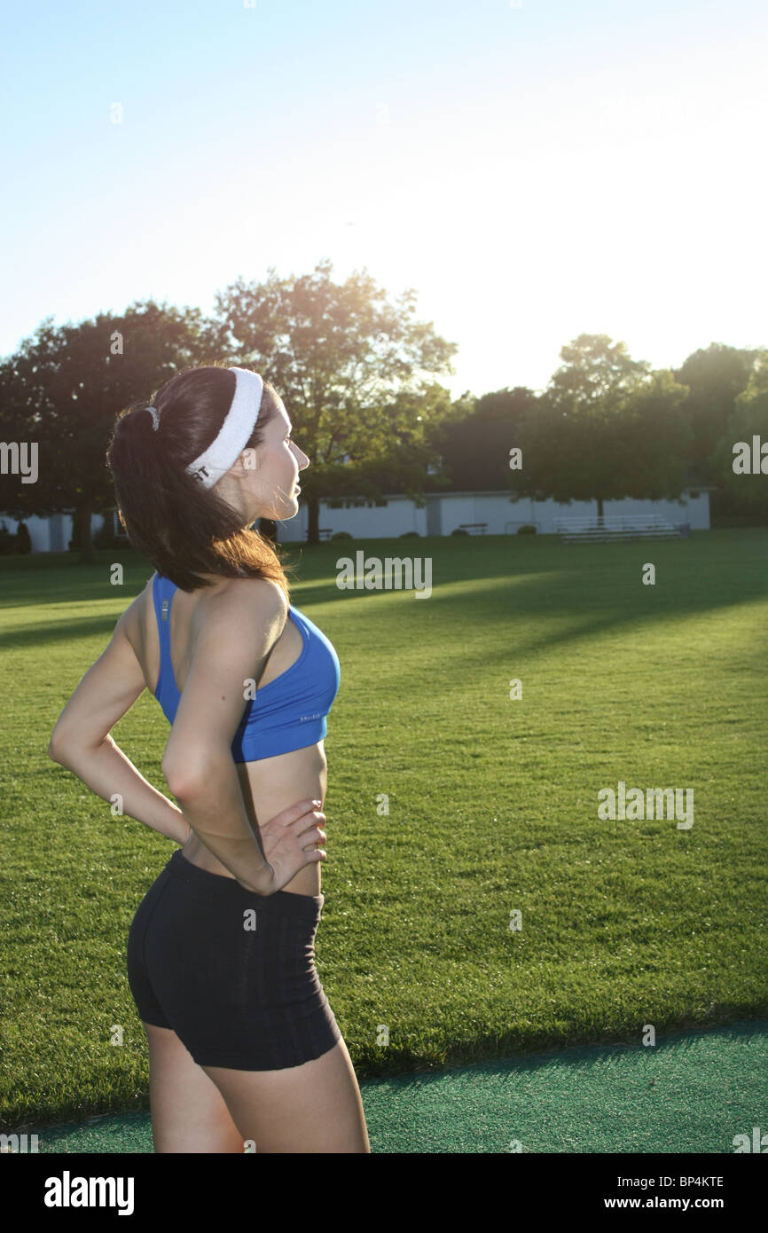 Montare la giovane donna outdoor parco fitness training Foto Stock