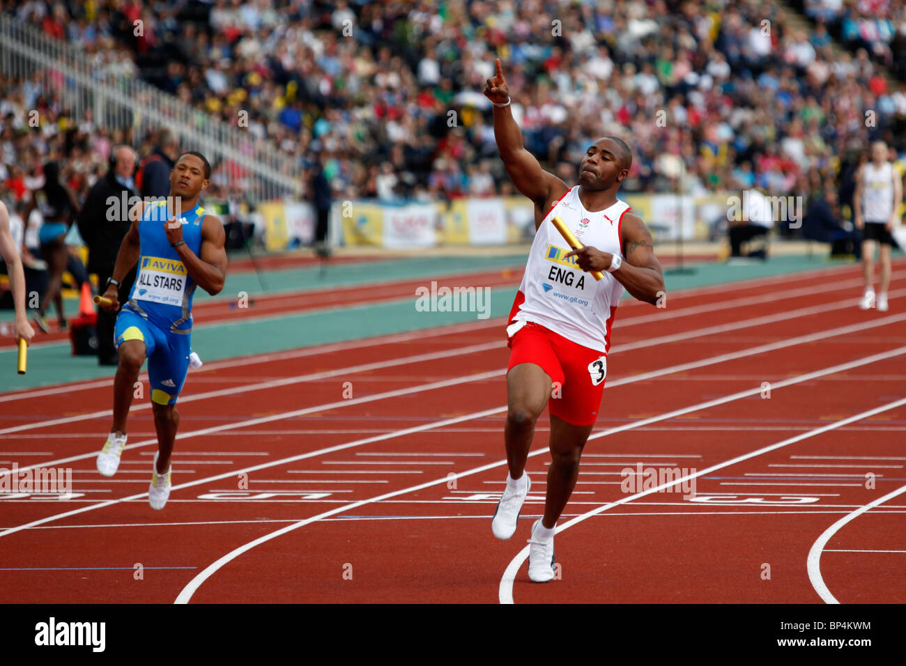 Mark Lewis-Francis eseguendo la tappa finale per l'Inghilterra a 4x100m relè Aviva London Grand Prix, il Crystal Palace di Londra. Agosto 2010 Foto Stock