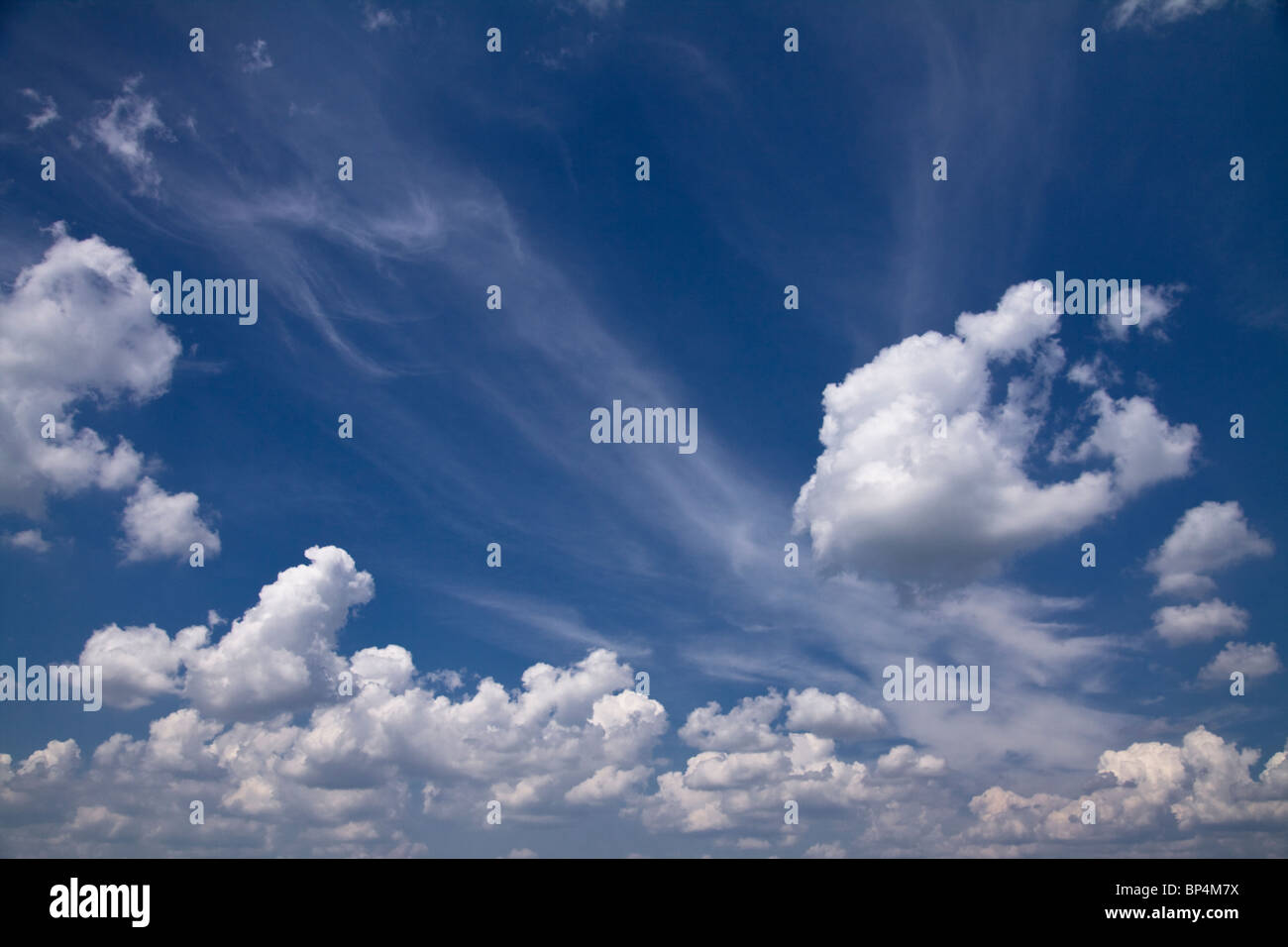 Splendido blu cielo drammatico, con alcune nuvole bianche. Foto Stock