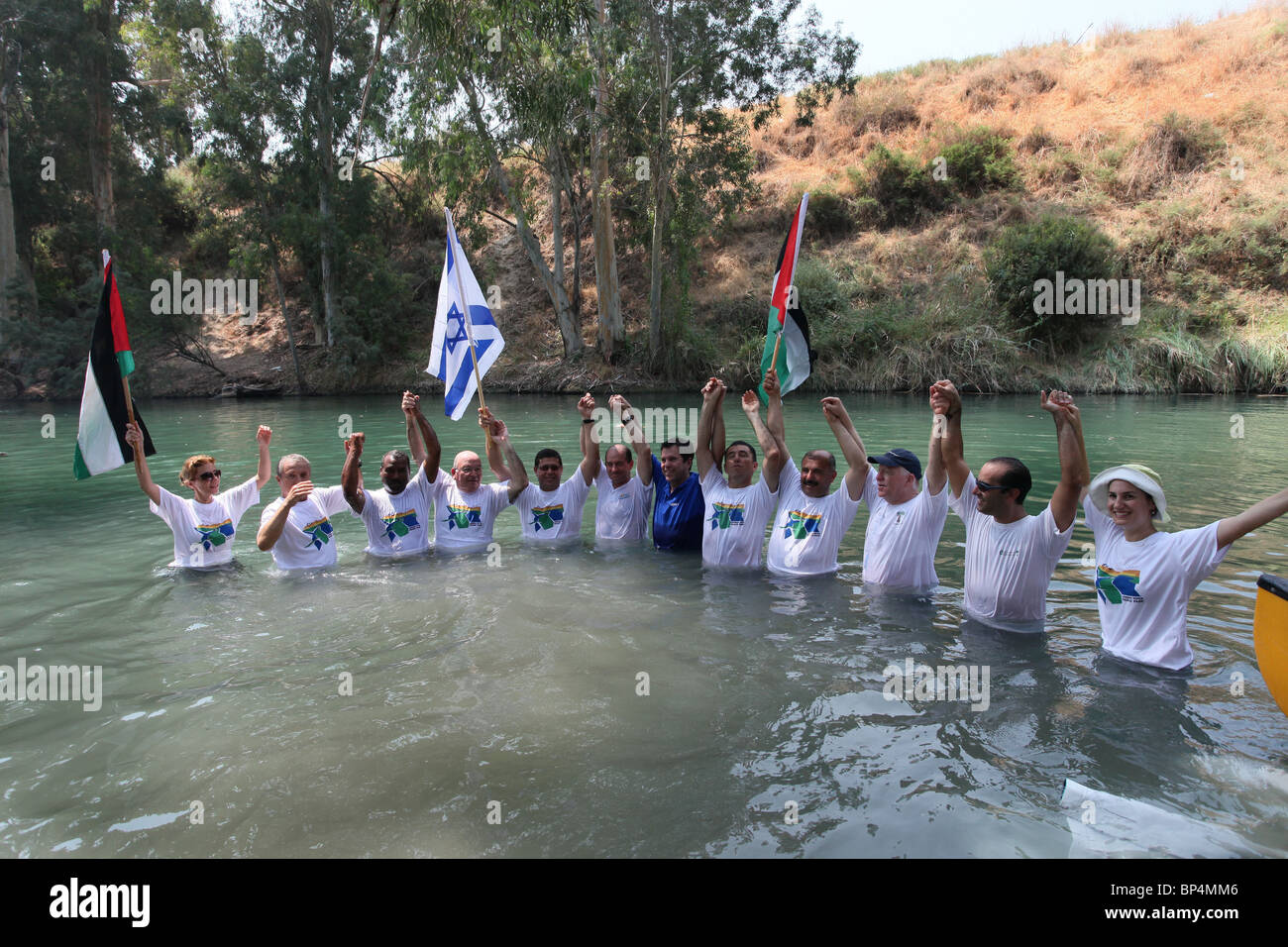 I rappresentanti comunali da Israele, la Giordania e l'autorità palestinese durante il salto grande evento nel fiume Giordano Israele Foto Stock