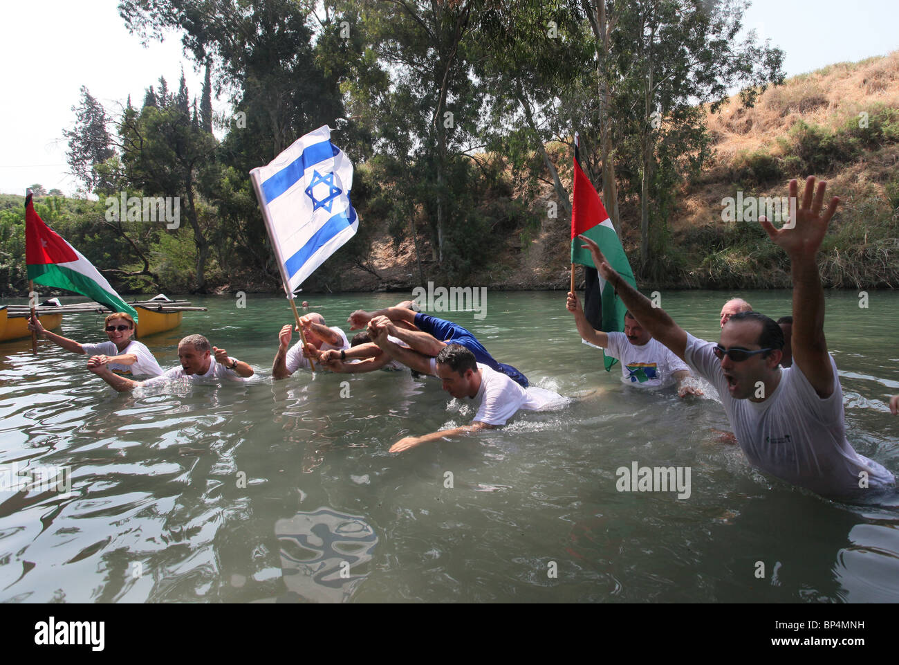 I rappresentanti comunali da Israele, la Giordania e l'autorità palestinese durante il salto grande evento nel fiume Giordano Israele Foto Stock