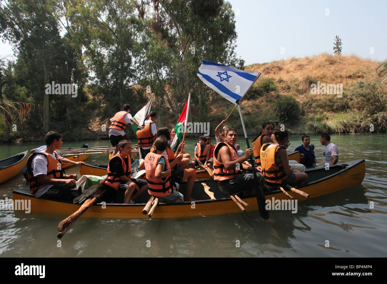 Giovani provenienti da Israele, la Giordania e l'autorità palestinese durante il grande salto eventin il Fiume Giordano Israele Foto Stock