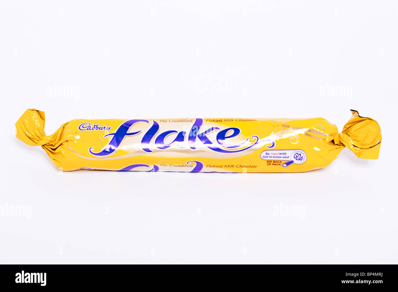 Un taglio al di fuori di un latte Cadbury scaglie di cioccolato bar su sfondo bianco Foto Stock