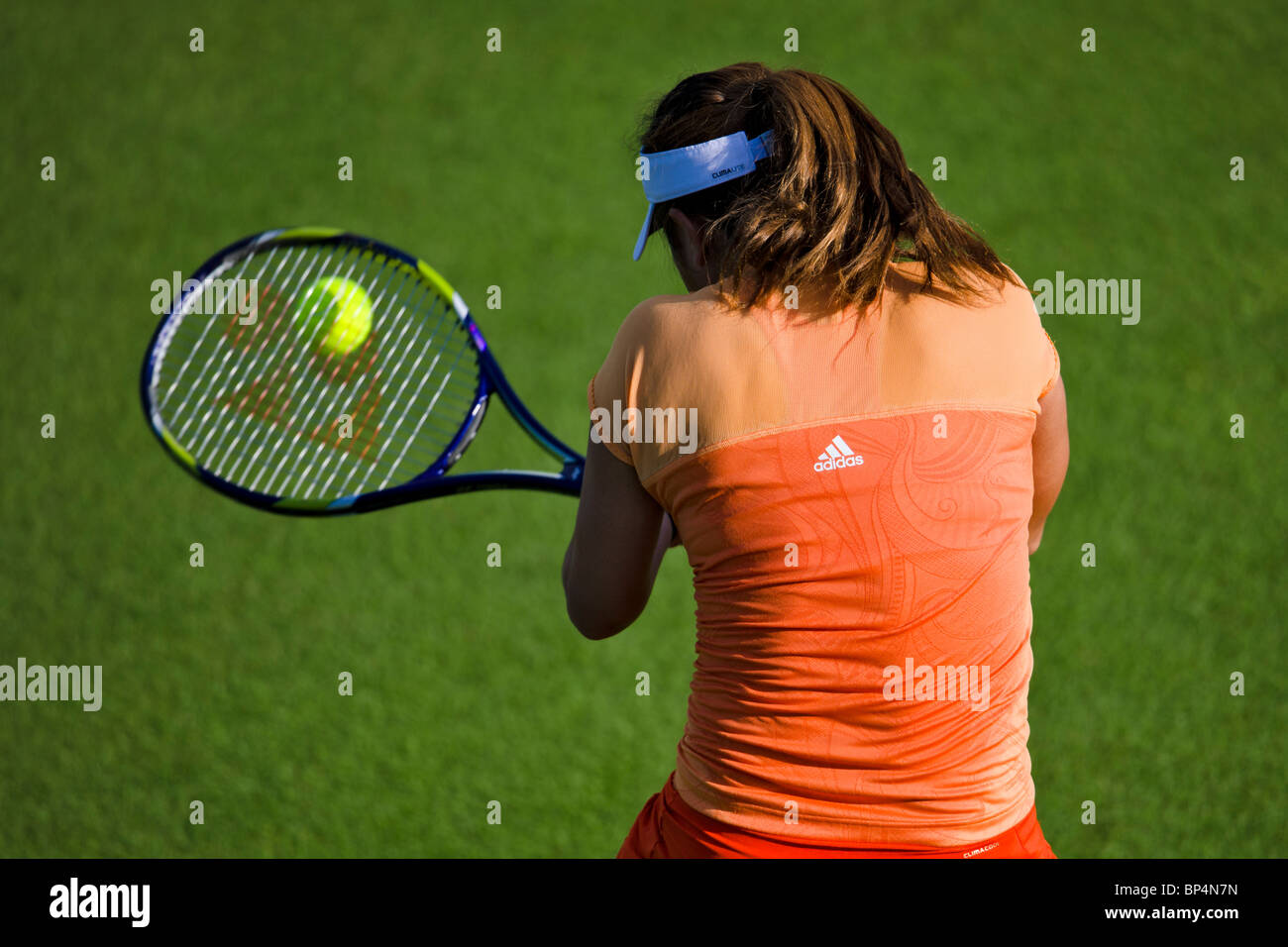 Ayumi MORITA del Giappone in azione contro Arina Rodionova della Russia sabato,12 giugno 2010. AEGON International 2010 Foto Stock