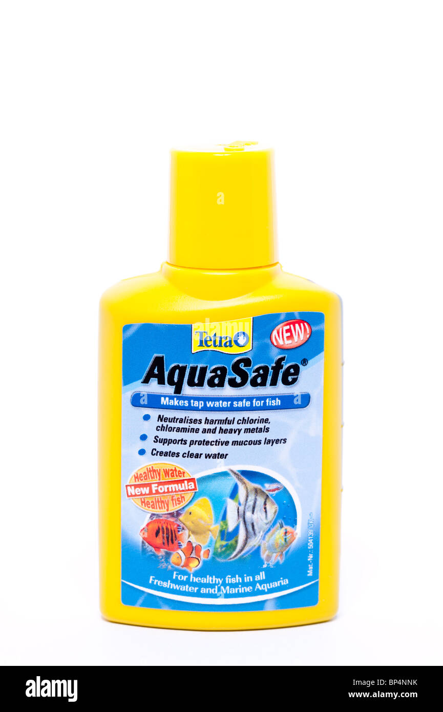 Un taglio al di fuori di un bottiglia di Tetra Aquasafe per trattare acqua prima di aggiungere il pesce su sfondo bianco Foto Stock