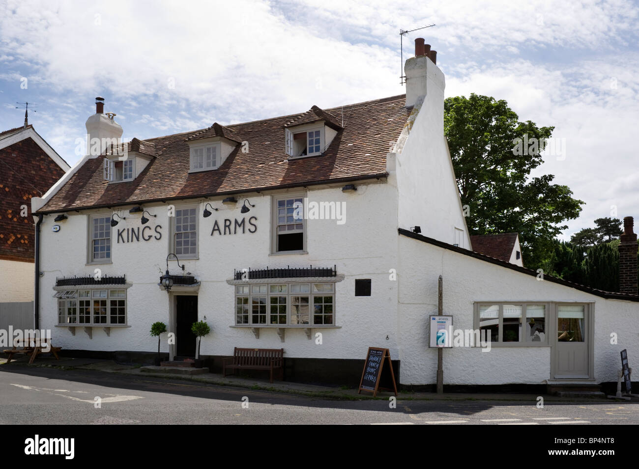 Il Kings Arms public house un villaggio locale pub e locali con licenza in Meopham Kent REGNO UNITO Foto Stock