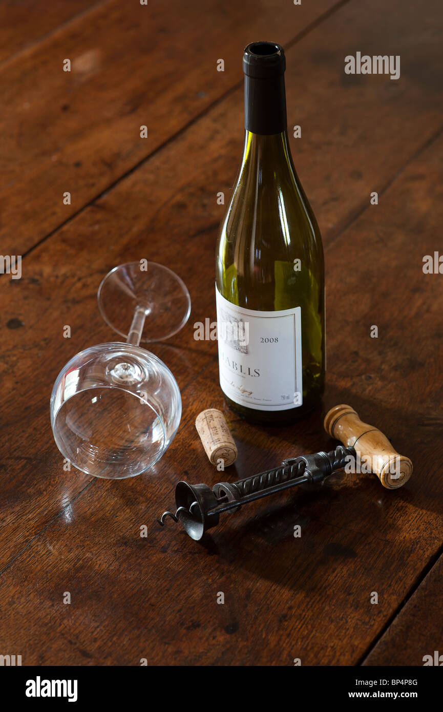 Cavatappi antichi con bottiglia di vino e vetro Foto stock - Alamy