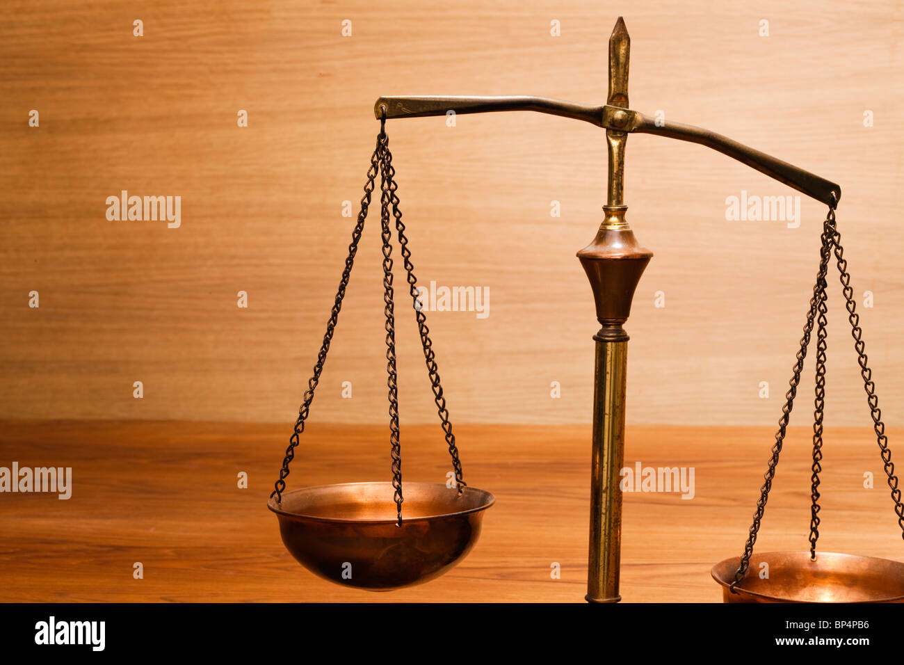 scala di rame su fondo in legno still life Foto Stock