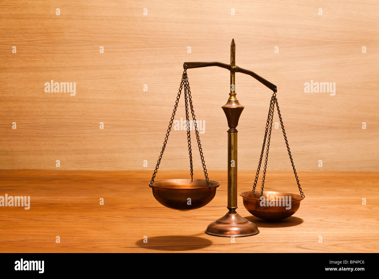 scala di rame su fondo in legno still life Foto Stock