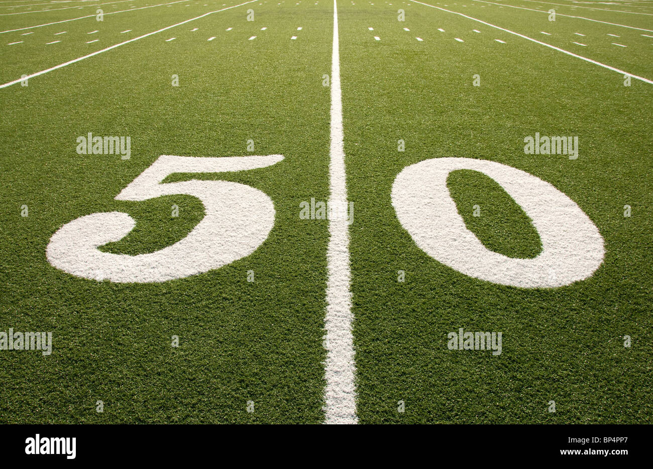 Primo piano di 50 yard linea sul football americano in campo. Foto Stock