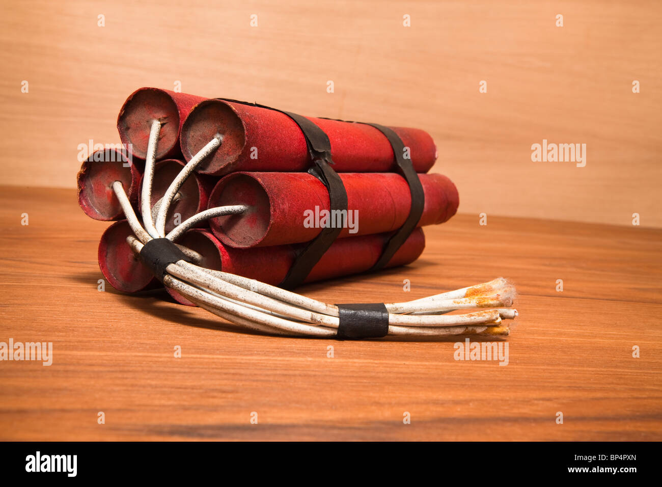TNT,dynamite,rosso esplosivo,legno,bomba,all'interno Foto Stock