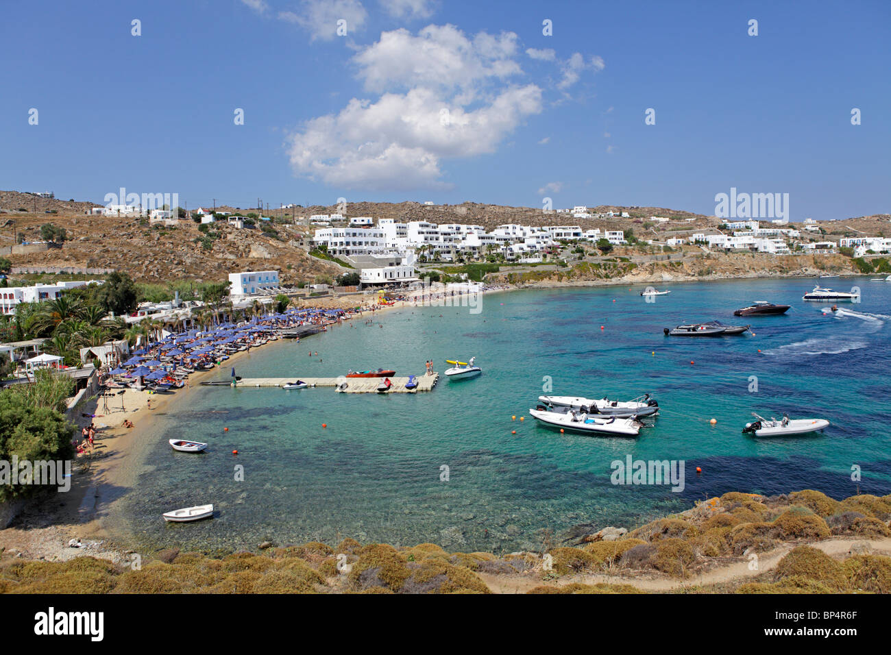 Baia della famosa e ricca, Platis Gialos, Mykonos Isola, Cicladi, ISOLE DELL' EGEO, Grecia Foto Stock