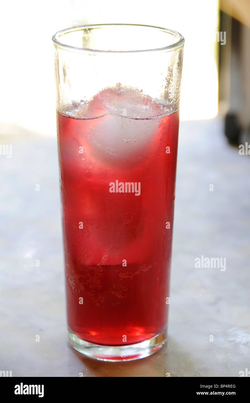 Una vista ravvicinata di 'tinto de verano', un nuovo mix tra vino rosso e limonata popolarissimo in Spagna durante la calda estate. Foto Stock