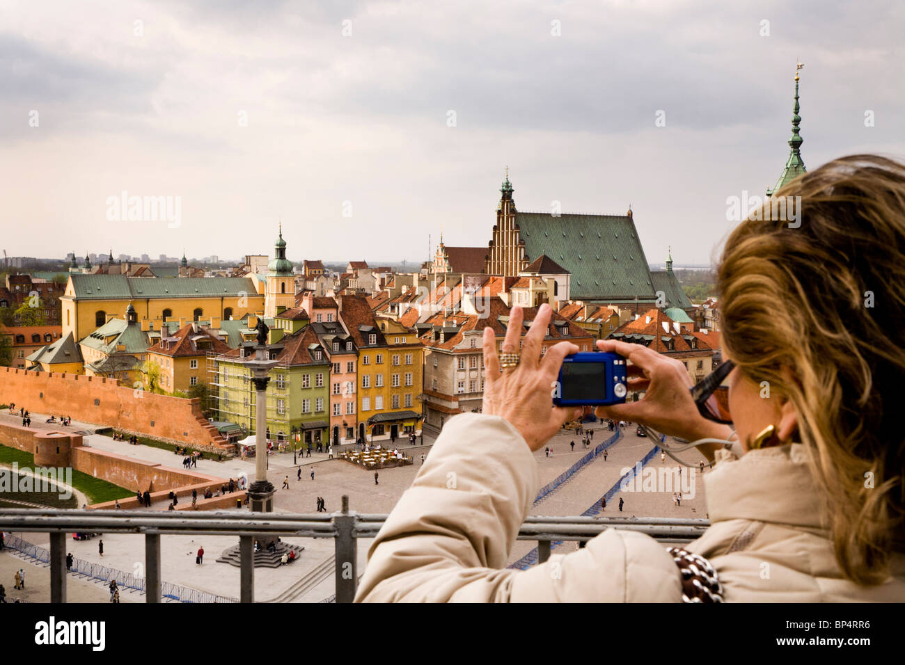 Turistica prendendo una foto di Sigismondo la colonna, Varsavia Polonia. Si trova in Piazza Castello, all'ingresso della Città Vecchia. Foto Stock