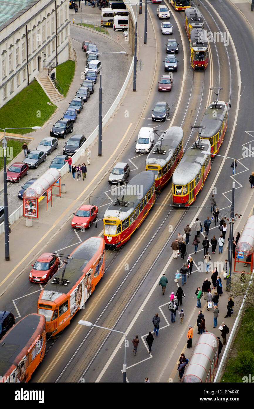 Automobili, i tram e la gente sulla solidarietà Avenue (Aleja Solidarnosci), una delle principali arterie di Varsavia POLONIA Foto Stock