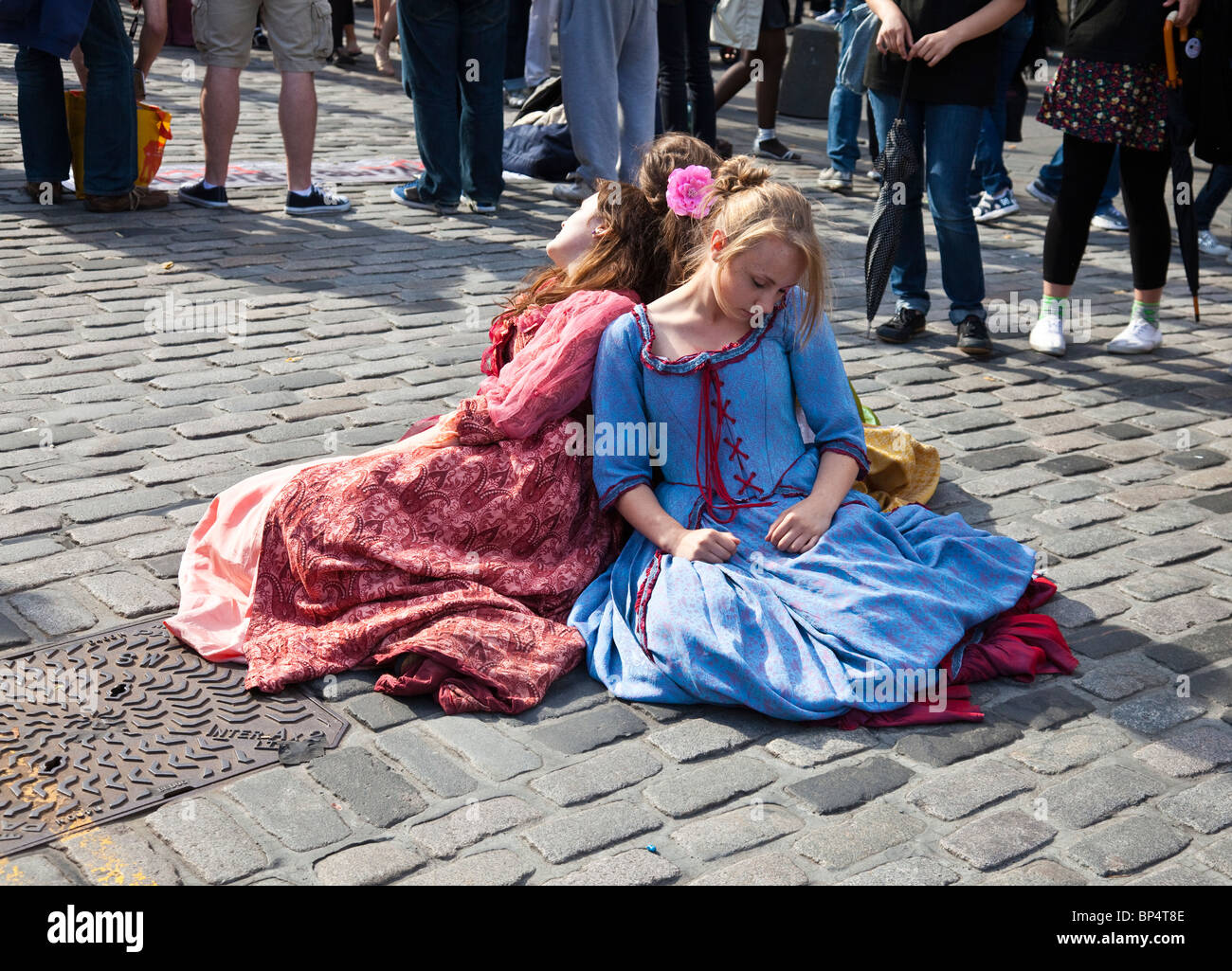 Giovani attrici promuovendo il loro dramma di restauro Playhouse creature al Royal Mile / High Street, Edinburgh Fringe Festival Foto Stock