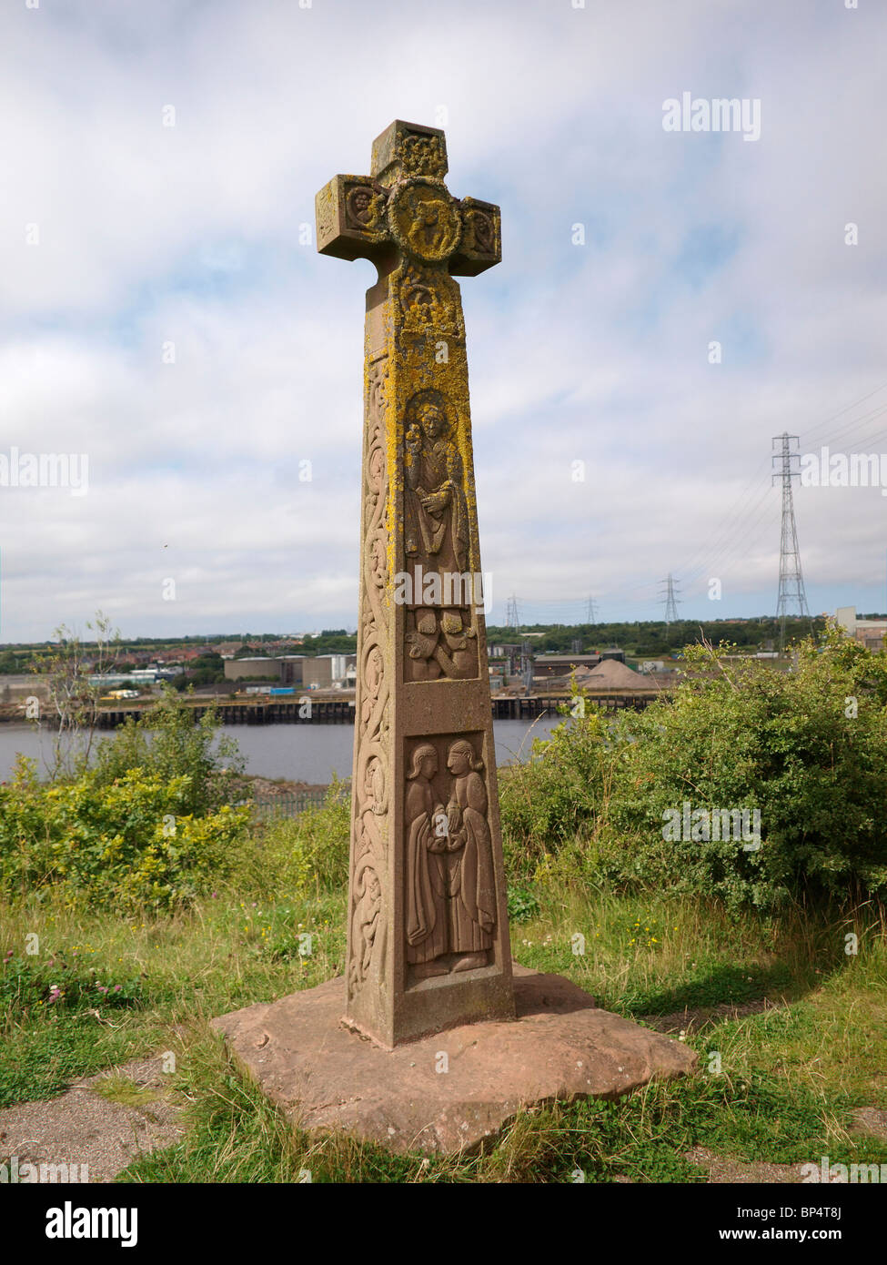 Una croce di Northumberland scolpito da Keith Ashford nel 1966-67 presso il Museo di inizio medioevo Northumbria a Jarrow Foto Stock