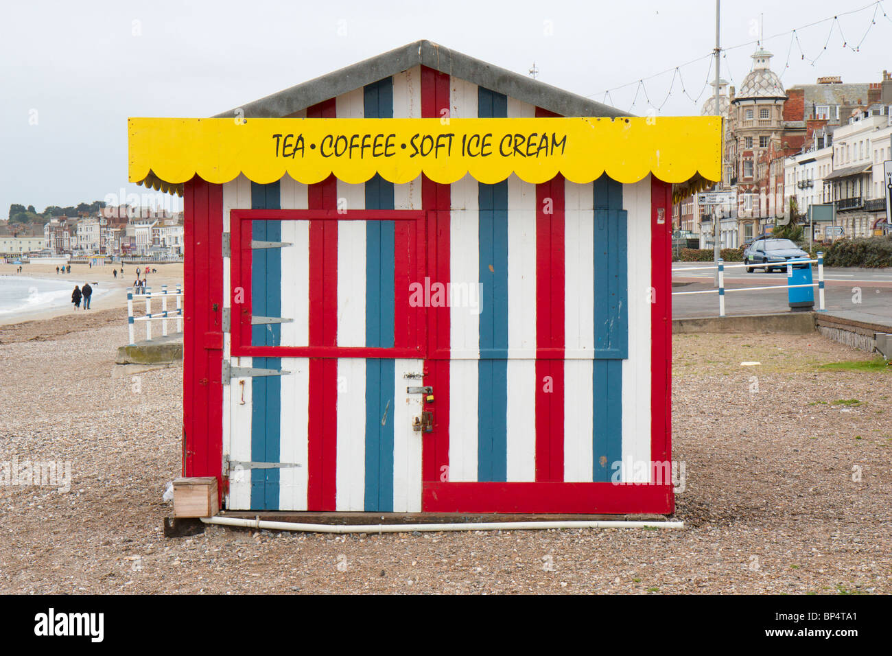 Colorato beach hut in stallo sul lungomare di Weymouth Foto Stock
