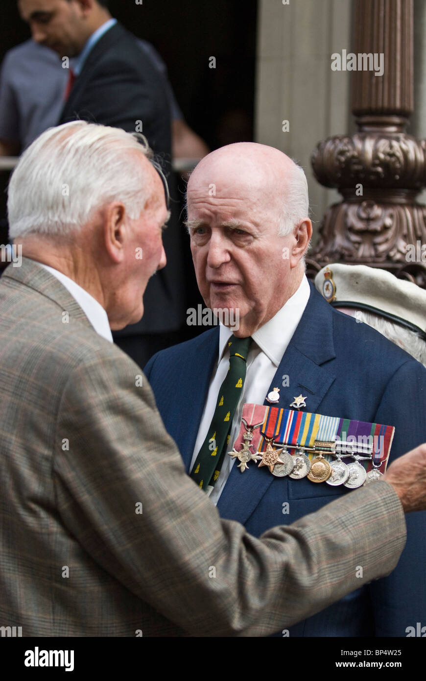 2 Il visconte Giovanni sottile soddisfa i veterani , alla vittoria sul Giappone sessantacinquesimo anniversario, Londra 2010. Seconda guerra mondiale Estremo Oriente campagna. Foto Stock