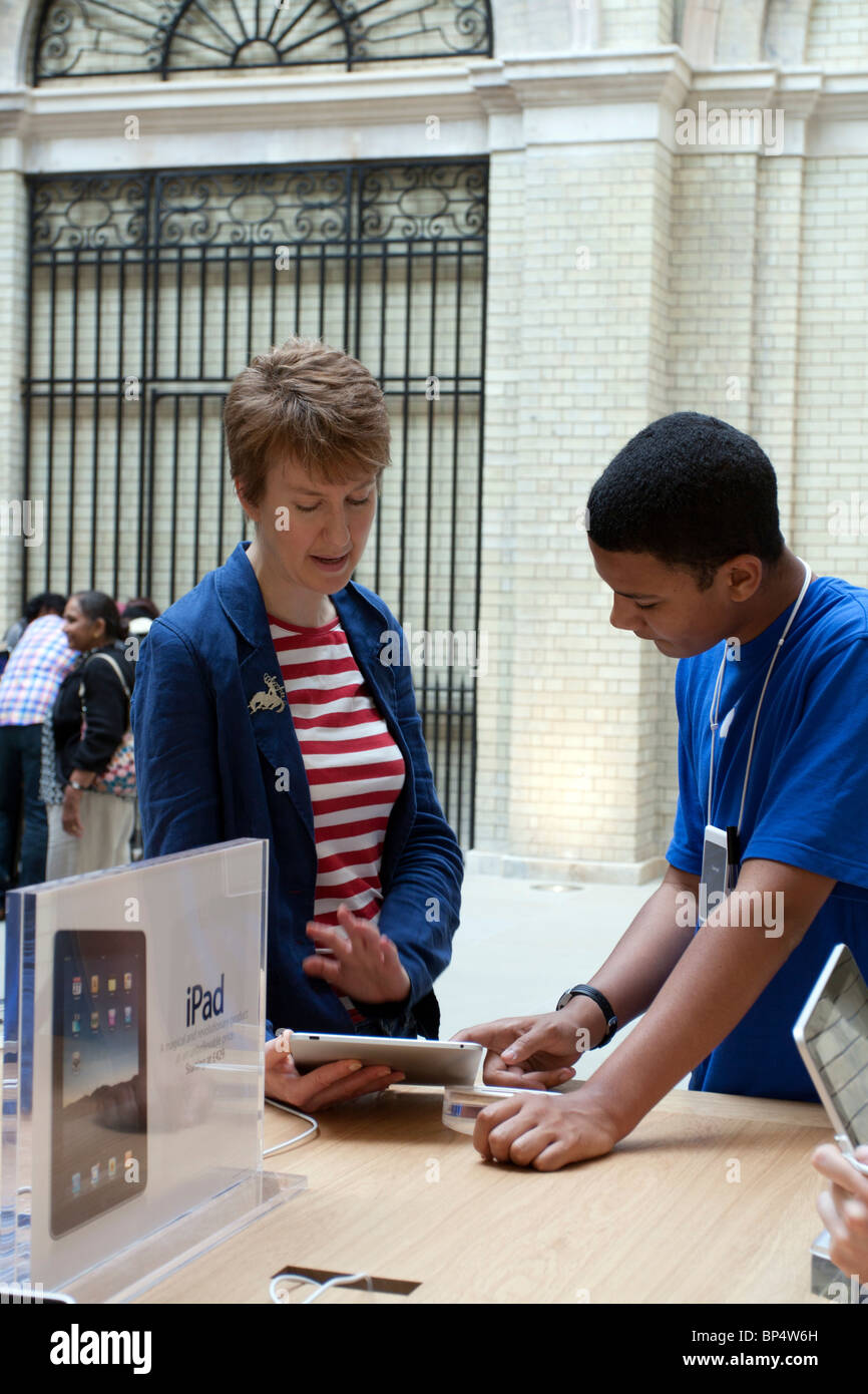 Genius dimostrare l'ipad - Apple Store - Covent Garden - Londra Foto Stock