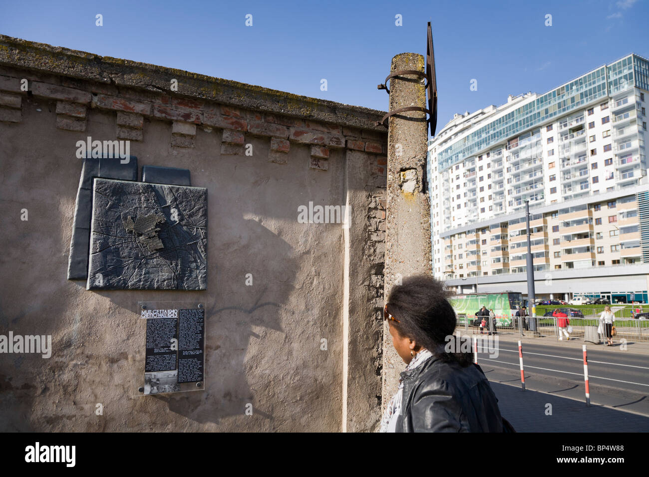 Ghetto ebraico memoriale del muro esterno della placca il cimitero ebraico in Okopowa Street. Varsavia POLONIA Foto Stock