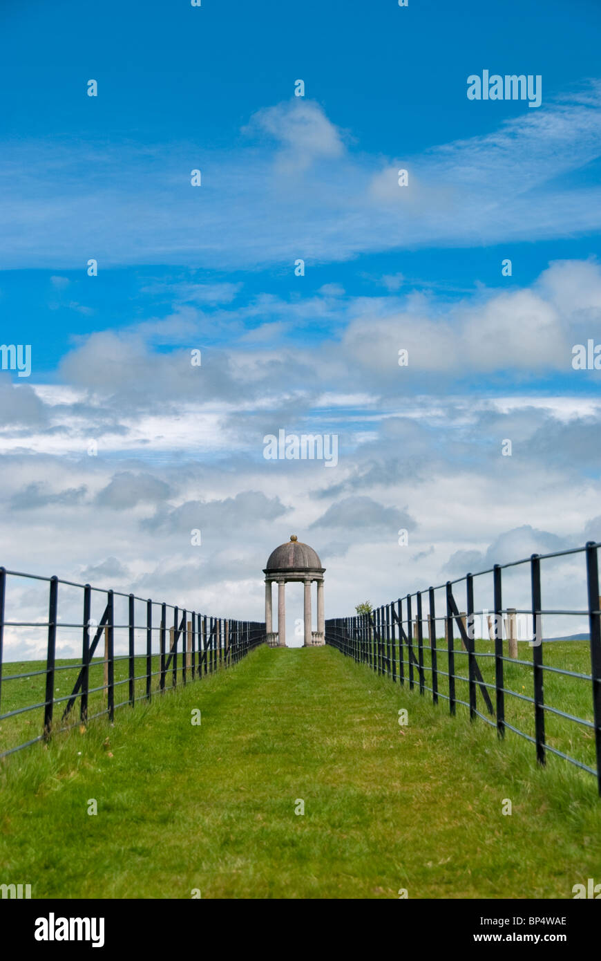 Le ringhiere che portano gli escursionisti per la cima della collina con un rifugio per ammirare le vedute dalla. L'Irlanda, l'Europa. Foto Stock